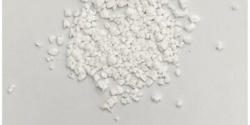 The uniform white appearance of the prepared Rebamipide-loaded deep eutectic mixture (DEM) granules.